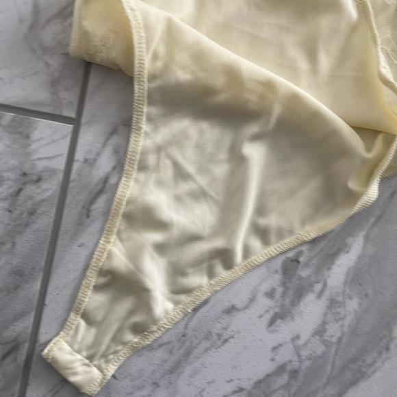 Cream Lace Bodysuit - Picture 5 of 11